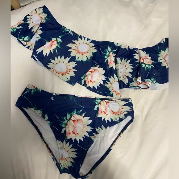 Ruffle bathing suit - Picture 2 of 5